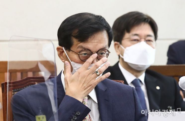 이창용 한국은행 총재 후보자가 19일 국회에서 열린 인사청문회에 출석, 안경을 바로 쓰고 있다./윤동주 기자 doso7@