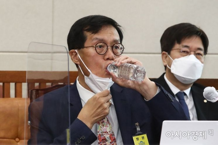 이창용 한국은행 총재 후보자가 19일 국회에서 열린 인사청문회에 출석, 청문회 도중 갈증이 나는듯 물을 마시고 있다./윤동주 기자 doso7@
