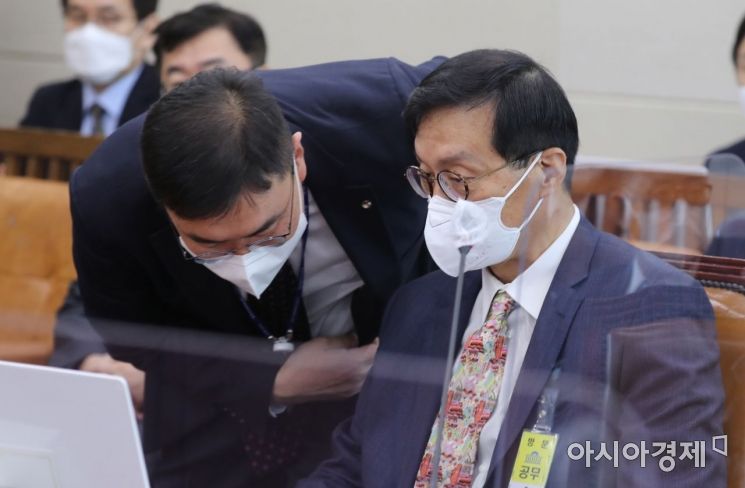 이창용 한국은행 총재 후보자가 19일 국회에서 열린 인사청문회에 출석, 청문회 도중 한은 관계자에게 보고를 받고 있다./윤동주 기자 doso7@