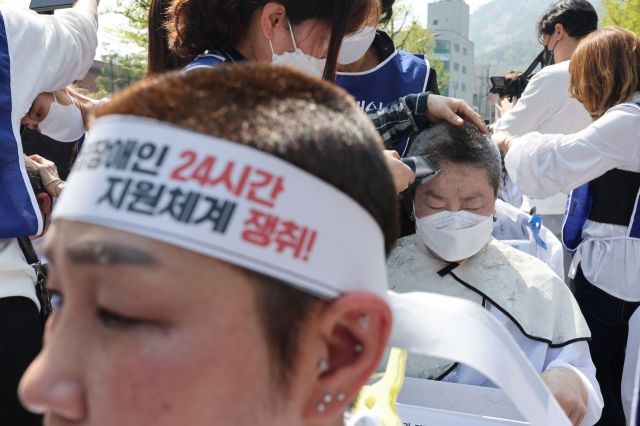 삭발한 발달장애인·가족 555명…"인수위, 24시간 지원체계 구축하라"