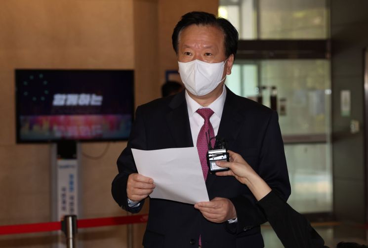 정호영 보건복지부 장관 후보자가 19일 오전 서대문구 국민연금공단 서울북부지역본부에 마련된 사무실로 출근하며 입장을 밝히고 있다. [이미지출처=연합뉴스]
