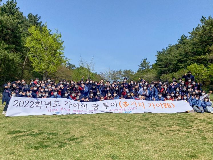 경남 김해외국어고등학교가 국립김해박물관 김혁중 학예사를 초청해 올해 가야의 땅 투어를 했다.