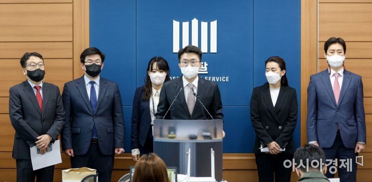 20일 서울 서초구 서울고등검찰청에서 평검사들이 '검수완박'(검찰 수사권 완전 박탈) 입법에 대응하기 위해 열렸던 전국 평검사회의 결과에 대해 발표하고 있다./강진형 기자aymsdream@