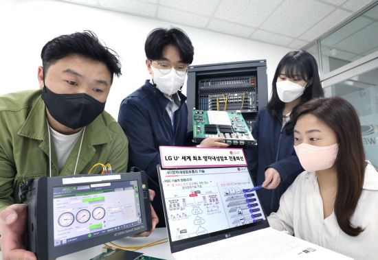 LG유플러스 직원들이 양자내성암호 기술이 적용된 광전송장비를 점검하고 있는 모습. 사진=LG유플러스