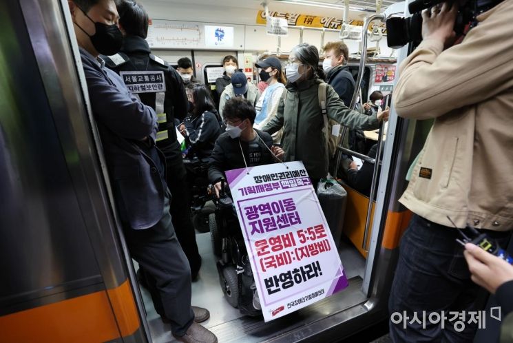 전국장애인차별철폐연대(전장연) 관계자들이 21일 서울 지하철 3호선 경복궁역에서 장애인권리예산 확보 촉구하며 승차 시위를 하고 있다./김현민 기자 kimhyun81@