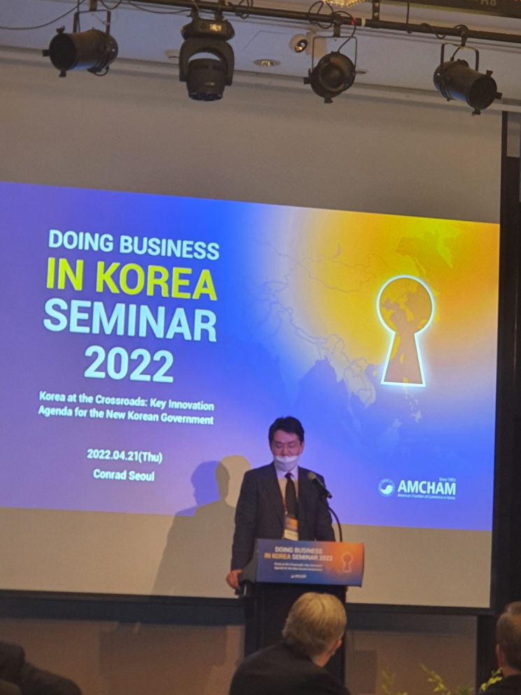 조원태 한진그룹 회장(오른쪽)이 21일 오전 9시 서울 영등포구 여의도 콘래드호텔에서 주한미국상공회의소(암참)가 주최한 '한국 비즈니스 세미나 포럼 2022'에서 발언하는 모습.(사진=문채석 기자)