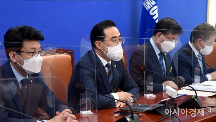 박홍근 더불어민주당 원내대표가 21일 국회에서 열린 정책조정회의에 참석, 모두발언을 하고 있다./윤동주 기자 doso7@