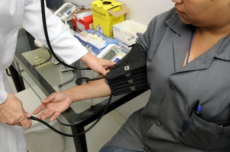 현재 대부분의 HIV 검사는 13∼64세 사이의 연령을 중심으로 권장되고 있으며, 노인을 대상으로 한 선별검사 지침이나 80세 이상 감염자 통계는 사실상 없는 상황이다. 사진은 기사의 특정 내용과 관련 없음. 픽사베이