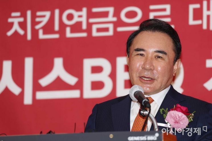 검찰, 윤홍근 전 BBQ 회장 배임 혐의로 기소(종합)