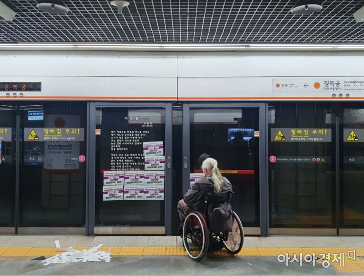 21일 전국장애인차별철폐연대의 '출근길 지하철 탑승 시위' 현장. 박경석 상임대표가 시위 시작 전 시위 준비를 하고 있다. 사진=강우석 기자 beedolll97@