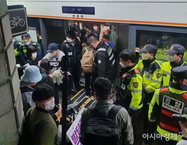 21일 서울지하철 3호선 경복궁역 승강장에서 전장연의 '출근길 지하철 탑승 시위'가 벌어지고 있다. 사진=강우석 기자 beedolll97@