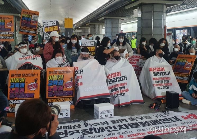 전장연 회원들은 21일 오전 8시50분경 '장애인권리예산 인수위 답변 촉구를 위한 16차 전국장애인차별철폐연대 삭발 투쟁 결의식'에 돌입했다. 사진=강우석 기자 beedolll97@
