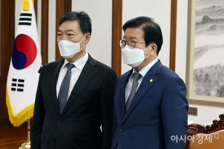 김오수 검찰총장이 21일 국회 의장실에서 박병석 의장을 예방, 면담에 앞서 기념촬영을 하고 있다. 김 총장은 더불어민주당이 22일 본회의 소집을 공식 요청하겠다고 밝힌 데 대한 검찰측 입장을 의장에게 전달했다./윤동주 기자 doso7@