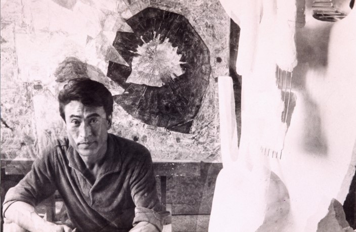 1967 신세계전시를 위한 폴리에스터 작품 앞에서 문신 작가. 사진제공 = 국립현대미술관