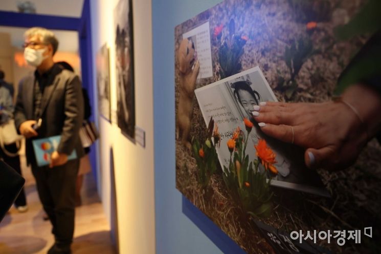 [포토]어린이날 특별전시에 걸린 정인이 추모 사진 