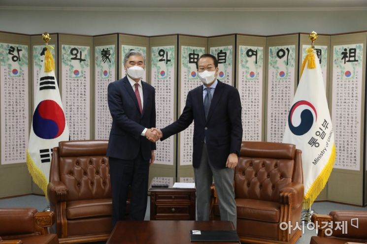 권영세 통일부 장관 후보자가 21일 서울 종로구 남북회담본부에 마련된 인사청문회 준비사무실에서 성 김 美 대북특별대표를 접겸하고 있다. (사진=권영세 통일부 장관 후보자 측 제공)