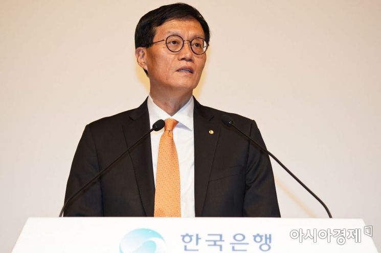 이창용 한국은행 신임 총재가 21일 서울 중구 부영태평빌딩 컨벤션홀에서 열린 취임식에서 취임사를 하고 있다./사진공동취재단