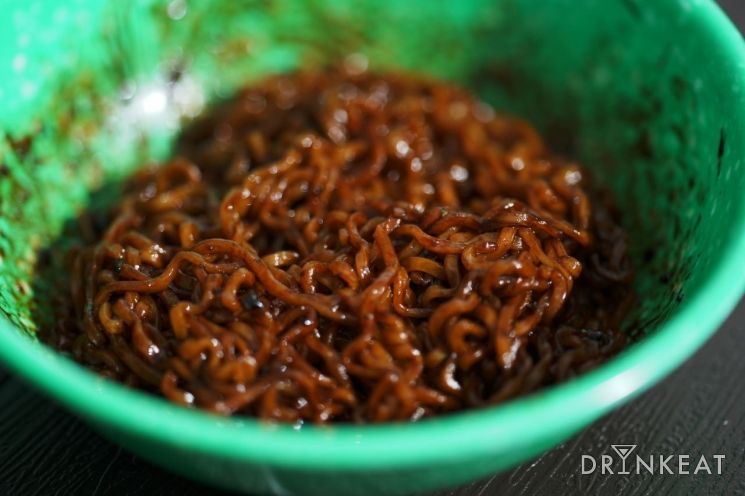 확신의 최애 짜장라면!…‘풀무원 로스팅 짜장면’