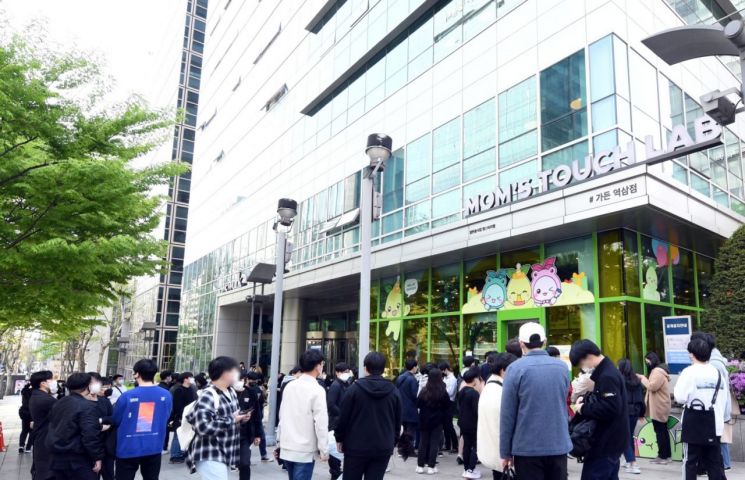 지난 16일 서울시 강남구 역삼동 맘스터치 가든역삼점에 문을 연 ‘맘스터치X로스트아크 모코코 팝업스토어’ 앞에 운영 시간 전부터 고객들이 입장하기 위해 대기하는 ‘오픈런’ 현상이 벌어지고 있다.