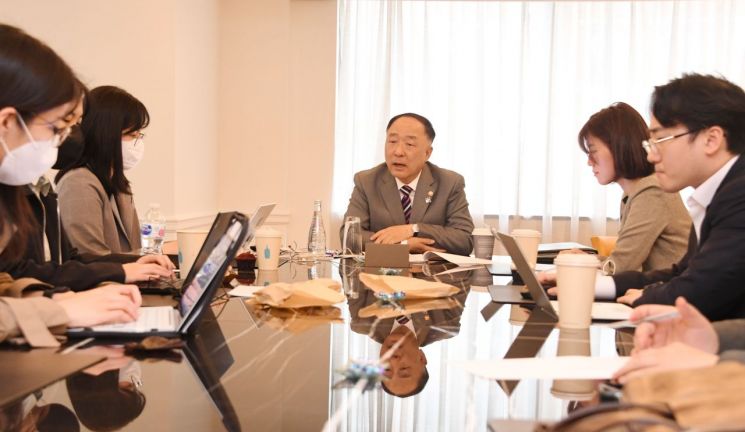 홍남기 부총리 "S&P, 2차 추경에 관심…새 정부와 6월께 정책 협의"