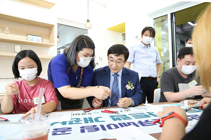 이동진 도봉구청장이 도봉구 청년 창업 인큐베이팅 공간 ‘창동 스타트랩 공방’ 입주 실버주얼리 공방에서 목걸이 만들기 체험을 하고 있다.