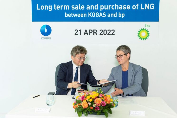영국 런던 BP 본사에서 열린 액화천연가스(LNG) 도입 계약 서명식에 참석한 채희봉 가스공사 사장(왼쪽)과 캐롤 하울 BP 트레이딩 및 수송 부문 사장(오른쪽). [사진제공 = 한국가스공사]