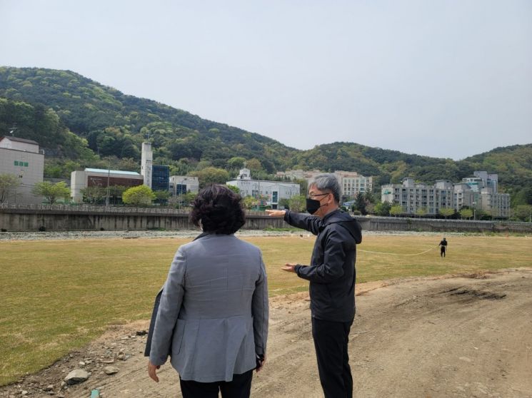 경남 창원시 공무원이 마산회원구 광려천 고향의 강 조성사업 현장을 둘러보고 있다.