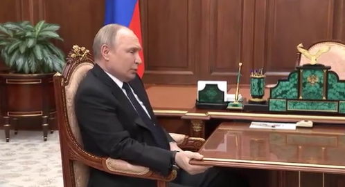 블라디미르 푸틴 러시아 대통령이 21일(현지시간) 러시아 국방장관과의 회의자리에서 불편한 듯 탁자를 붙들고 있다. /사진=트위터 캡처