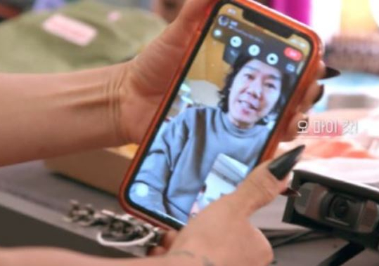 이효리가 파격적인 의상으로 화보 촬영을 준비하며 남편 이상순을 놀라게 했다. [사진=티빙 오리지널 '서울체크인' 방송 캡처]