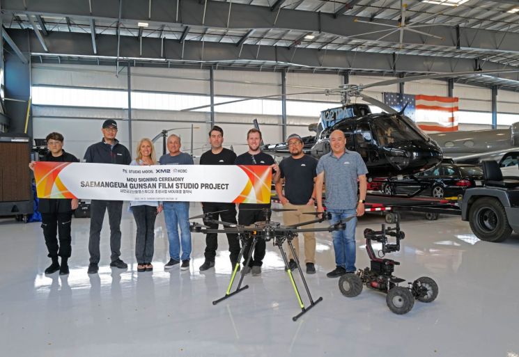 새만금군산스튜디오 설립을 위한 MOU에 참여한 미국 현지 XM2 스튜디오 관계자들 모습. 사진제공 = 영화사 무일