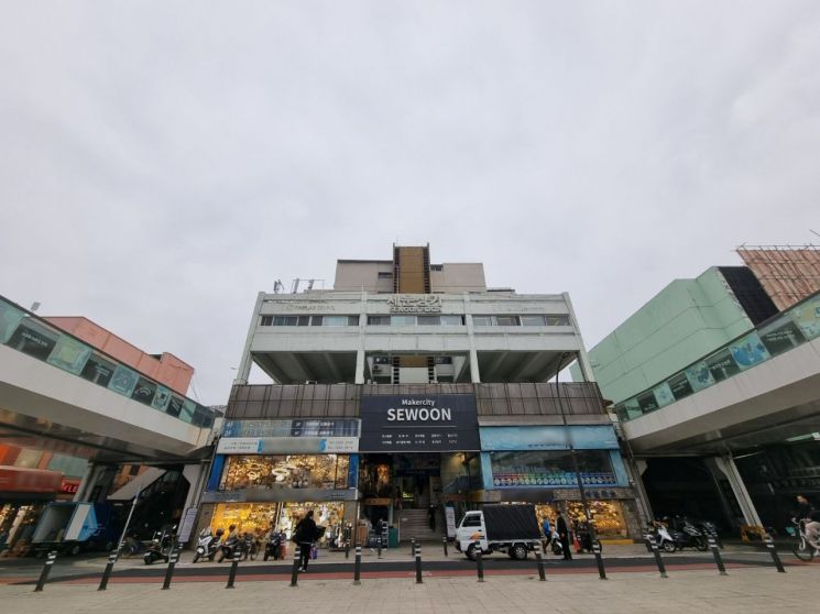 [르포] 吳, 세운상가 철거 계획에…상인들 "그럼 어디서 장사하냐" 분통