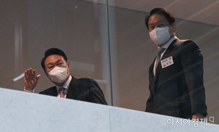 경기도 성남시 분당구 SK바이오사이언스에서 지난달 25일 열린 코로나19 백신 개발 현장 간담회를 마친 후 윤석열 대통령 당선인(왼쪽)이 최태원 대한상의 겸 SK그룹 회장과 함께 SK바사 직원들에게 인사하는 모습./인수위사진기자단