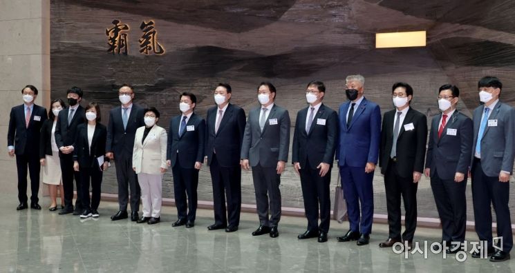 윤석열 대통령 당선인이 25일 오전 경기도 성남 분당구 SK바이오사이언스를 방문해 최태원 SK그룹 회장, 안재용 SK바이오사이언스 사장 등 참석자들과 함께 기념촬영을 하고 있다./인수위사진기자단