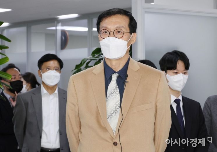 이창용 신임 한국은행 총재가 25일 서울 중구 세종대로 한국은행 브리핑룸에서 기자단 상견례를 갖고 있다. /사진공동취재단