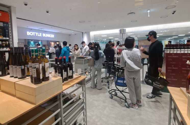 “4000여종 와인·위스키가 한자리에”…롯데마트, 보틀벙커 상무점 오픈 - 아시아경제