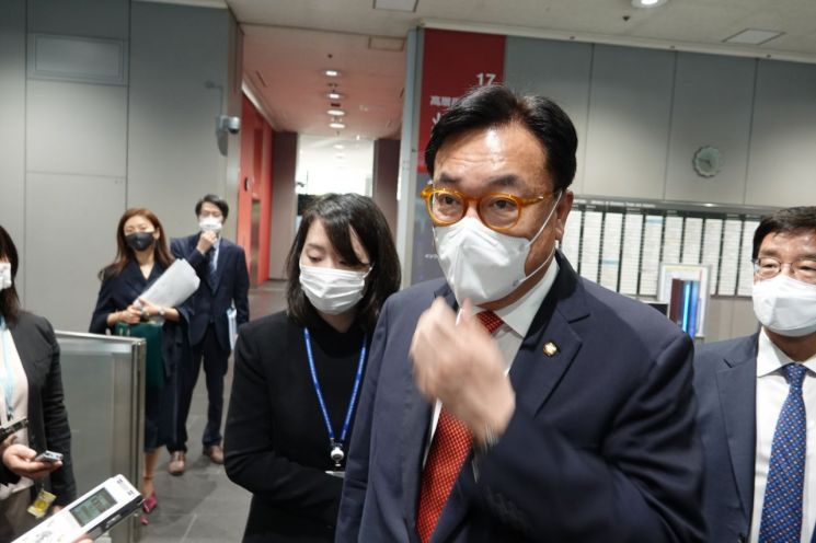 한일 정책협의대표단 단장인 정진석 국회부의장이 25일 오후 하기우다 고이치 경제산업상과 면담 뒤 기자들에게 내용을 전하고 있다. [이미지출처=연합뉴스]