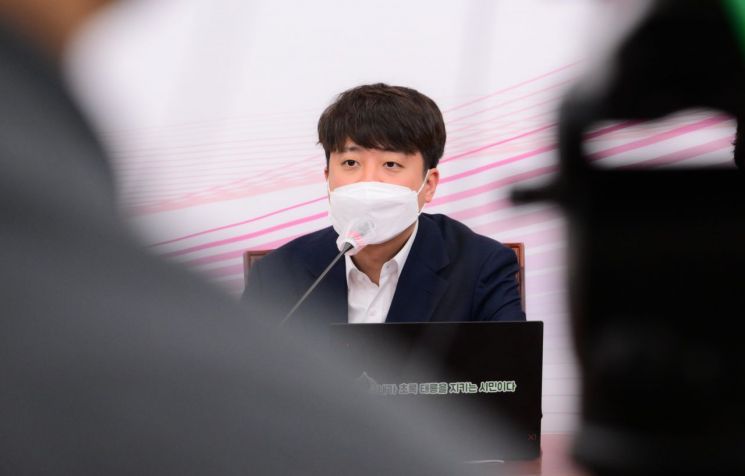 이준석 국민의힘 대표가 25일 오전 국회에서 열린 최고위원회의에서 발언하고 있다. [이미지출처=연합뉴스]