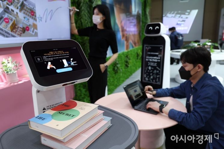 26일 서울 강남구 코엑스에서 열린 ‘제19회 대한민국 교육박람회’에서 LG전자 관계자들이 전자칠판과 로봇을 선보이고 있다. 교육이 미래다를 주제로 열린 이번 박람회는 오는 28일까지 이어진다. /문호남 기자 munonam@