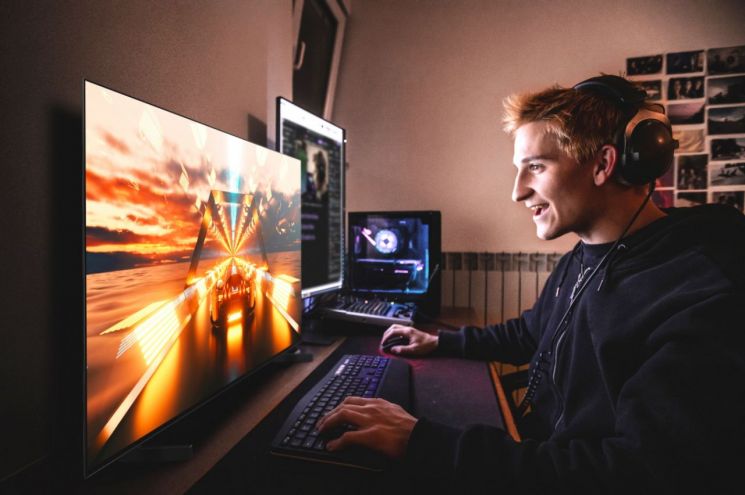 Samsung and LG Electronics Compete in Gaming TV Market: "Smaller but Stronger"