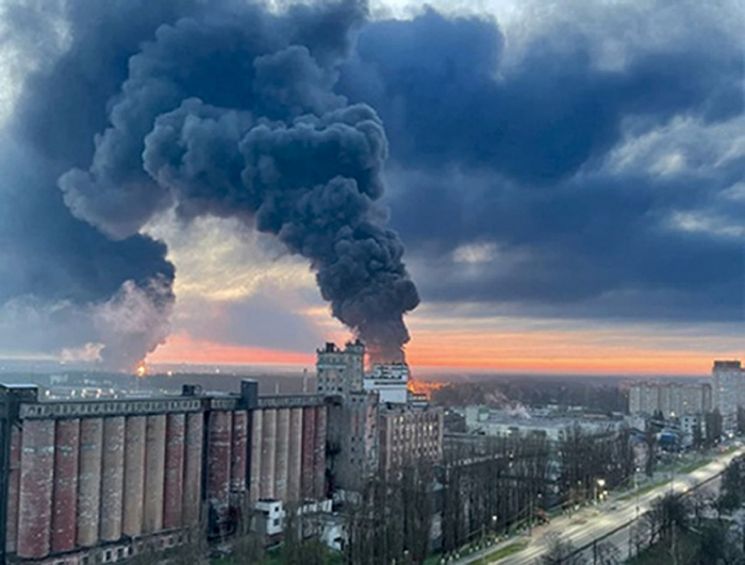 우크라이나 국경과 가까운 러시아 서부 브랸스크의 유류 저장시설에서 지난달 25일(현지시간) 화재로 인해 연기가 치솟고 있다. [이미지출처=AP연합뉴스]