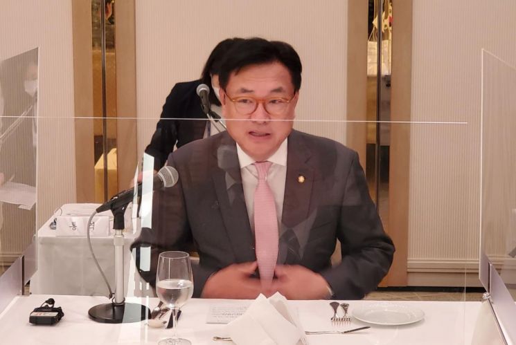 윤석열 대통령 당선인이 일본에 파견한 한일정책협의대표단(이하 정책협의단)을 이끄는 정진석 국회부의장(단장)이 26일 도쿄 제국호텔에서 열린 일본 재계와의 오찬 간담회에서 발언하는 모습.(이미지 출처=연합뉴스)