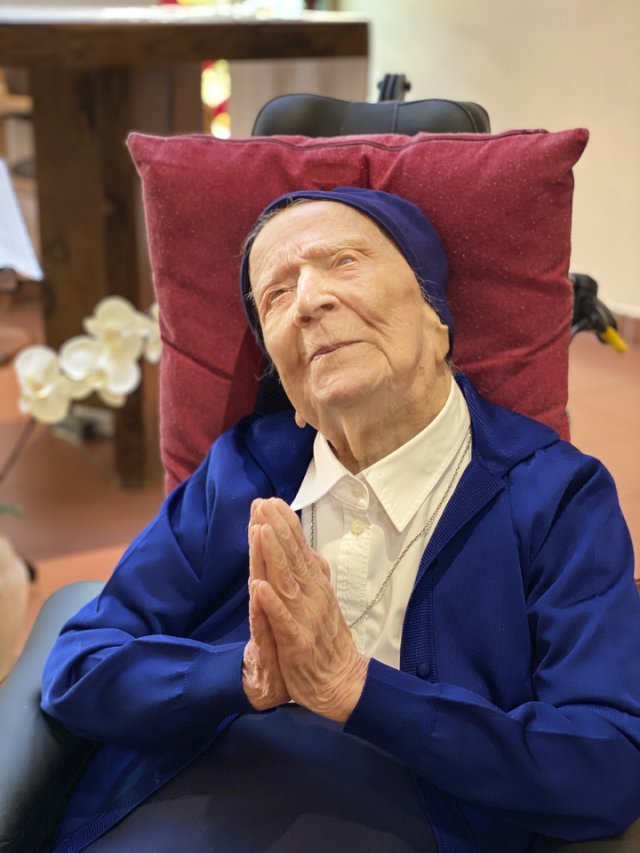 세계기네스협회는 세계 최고령자인 119세 일본인 여성이 사망하면서 프랑스 앙드레 수녀가 세계에서 가장 나이 많은 사람이 됐다고 발표했다. 사진은 앙드레 수녀.
