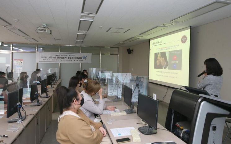 용산구 선배 공무원 후배 공무원에게 알려주는 ‘청렴’?...서초구 ‘민원 대기순번 알림톡’ 서비스