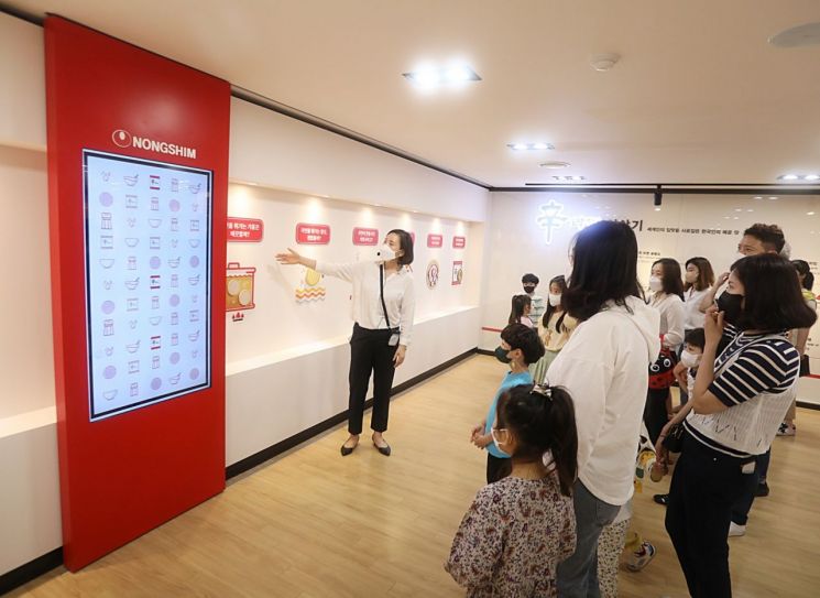 거리두기 해제에 빗장 푸는 식품업계… 공장 견학 재개한다