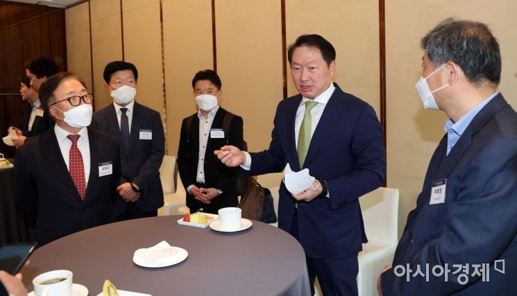 최태원 대한상공회의소 회장과 우병현 아시아경제 대표 등 내빈들이 27일 서울 중구 웨스턴조선호텔에서 아시아경제 주최로 열린 '2022 아시아미래기업포럼'에 앞서 환담을 나누고 있다./김현민 기자 kimhyun81@