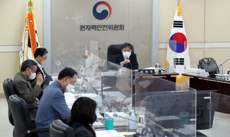 유국희 원자력안전위원회 위원장이 지난 22일 열린 제156회 원자력안전위원회 회의에서 발언하고 있다. [사진제공 = 원자력안전위원회]