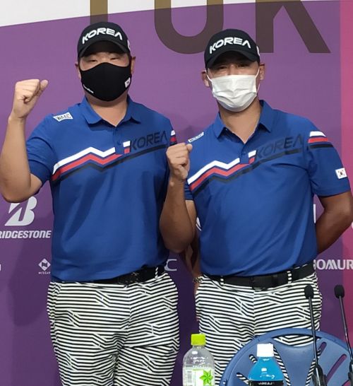 임성재(왼쪽)와 김시우가 2021년 도쿄올림픽에서 선전을 다짐하며 파이팅을 외치고 있다.