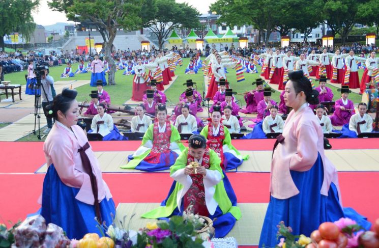 진주 대표 봄축제 ‘제21회 진주논개제’가 대면축제로 5월 5일부터 8일까지 열린다.