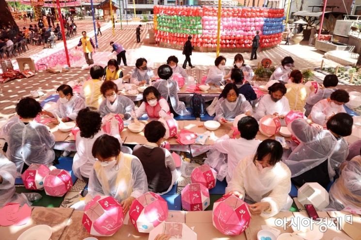 정부 "음력 사월 초파일은 '부처님오신날'"