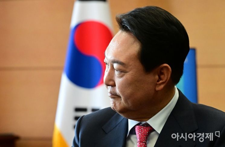 윤석열 대통령 당선인이 27일 서울 종로구 통의동 인수위 집무실에서 필립 르포르 주한 프랑스 대사를 접견하고 있다./인수위사진기자단